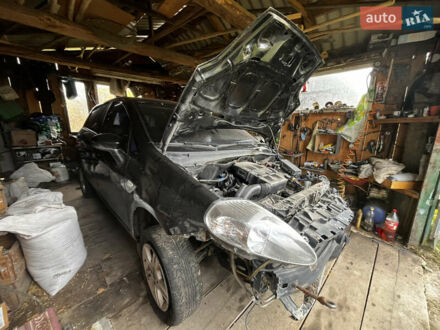 Черный Фиат Гранде Пунто, объемом двигателя 1.37 л и пробегом 250 тыс. км за 1500 $, фото 1 на Automoto.ua