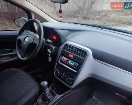 Червоний Фіат Гранде Пунто, об'ємом двигуна 1.24 л та пробігом 126 тис. км за 2200 $, фото 12 на Automoto.ua