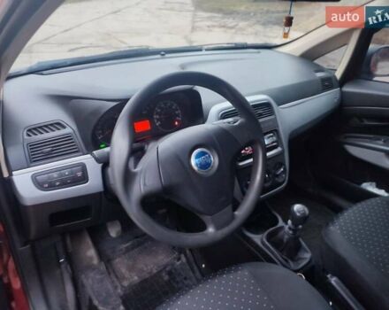 Червоний Фіат Гранде Пунто, об'ємом двигуна 1.24 л та пробігом 126 тис. км за 2200 $, фото 13 на Automoto.ua