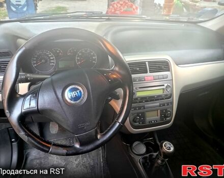 Красный Фиат Гранде Пунто, объемом двигателя 1.4 л и пробегом 207 тыс. км за 3600 $, фото 7 на Automoto.ua