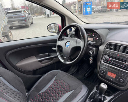 Красный Фиат Гранде Пунто, объемом двигателя 1.4 л и пробегом 236 тыс. км за 4700 $, фото 4 на Automoto.ua