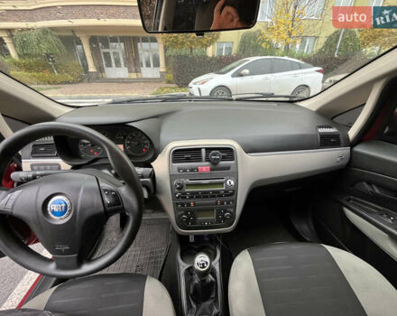 Червоний Фіат Гранде Пунто, об'ємом двигуна 1.37 л та пробігом 308 тис. км за 3900 $, фото 12 на Automoto.ua