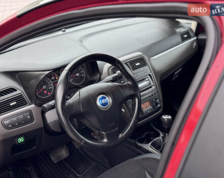 Красный Фиат Гранде Пунто, объемом двигателя 1.4 л и пробегом 236 тыс. км за 4700 $, фото 27 на Automoto.ua