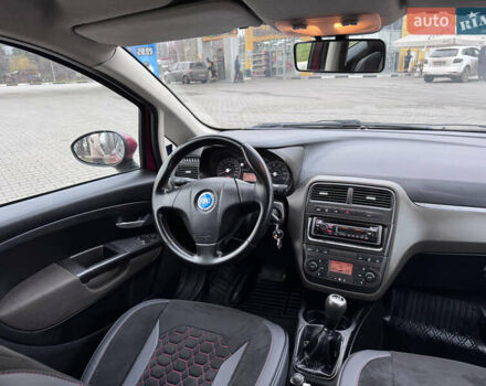 Красный Фиат Гранде Пунто, объемом двигателя 1.4 л и пробегом 236 тыс. км за 4700 $, фото 1 на Automoto.ua