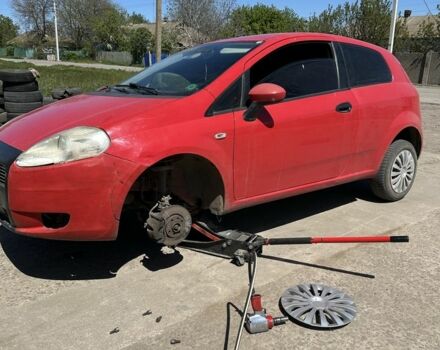 Красный Фиат Гранде Пунто, объемом двигателя 1.2 л и пробегом 3 тыс. км за 1423 $, фото 3 на Automoto.ua