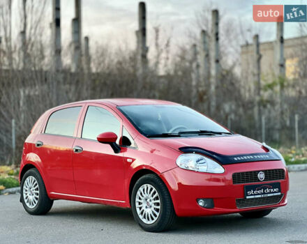 Красный Фиат Гранде Пунто, объемом двигателя 1.37 л и пробегом 139 тыс. км за 4999 $, фото 2 на Automoto.ua