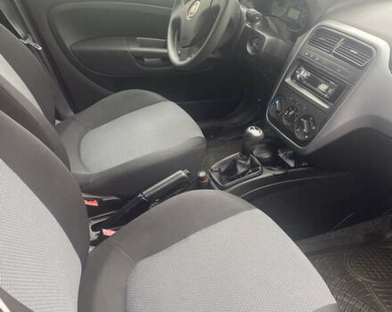 Красный Фиат Гранде Пунто, объемом двигателя 1.4 л и пробегом 57 тыс. км за 5400 $, фото 3 на Automoto.ua