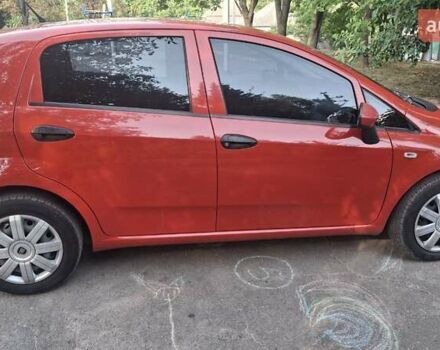 Красный Фиат Гранде Пунто, объемом двигателя 1.37 л и пробегом 147 тыс. км за 5600 $, фото 7 на Automoto.ua