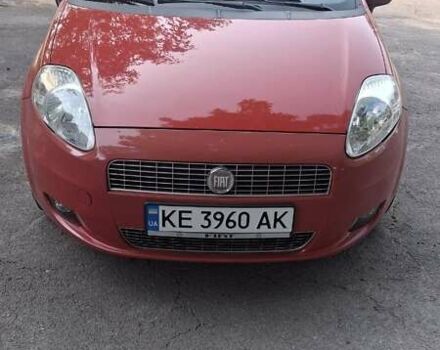 Красный Фиат Гранде Пунто, объемом двигателя 1.37 л и пробегом 147 тыс. км за 5600 $, фото 1 на Automoto.ua