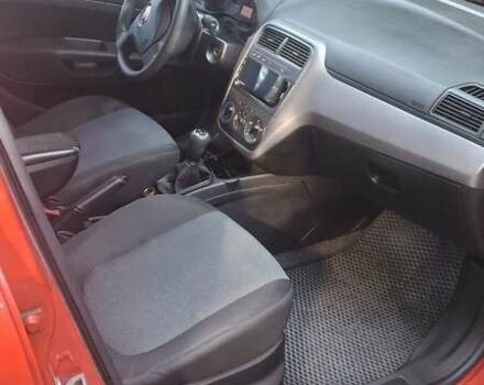 Красный Фиат Гранде Пунто, объемом двигателя 1.37 л и пробегом 147 тыс. км за 5600 $, фото 8 на Automoto.ua