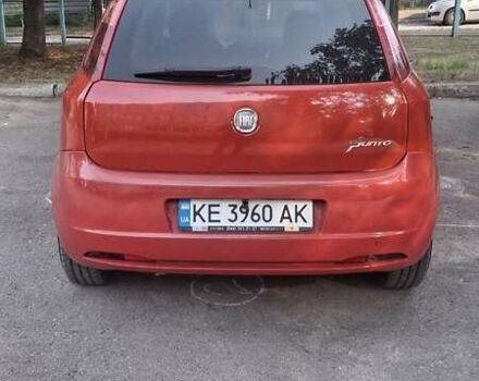 Красный Фиат Гранде Пунто, объемом двигателя 1.37 л и пробегом 147 тыс. км за 5600 $, фото 3 на Automoto.ua