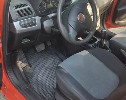 Красный Фиат Гранде Пунто, объемом двигателя 1.37 л и пробегом 147 тыс. км за 5600 $, фото 14 на Automoto.ua