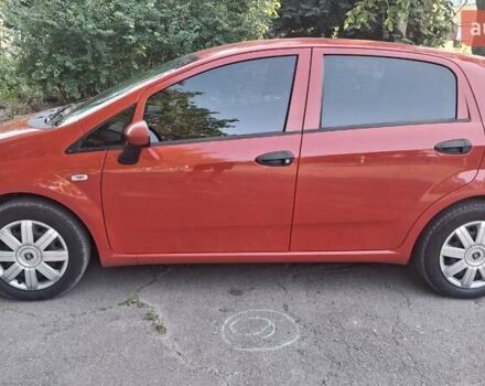 Красный Фиат Гранде Пунто, объемом двигателя 1.37 л и пробегом 147 тыс. км за 5600 $, фото 6 на Automoto.ua