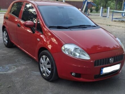 Красный Фиат Гранде Пунто, объемом двигателя 1.4 л и пробегом 147 тыс. км за 5900 $, фото 1 на Automoto.ua