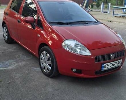 Красный Фиат Гранде Пунто, объемом двигателя 1.37 л и пробегом 147 тыс. км за 5600 $, фото 1 на Automoto.ua