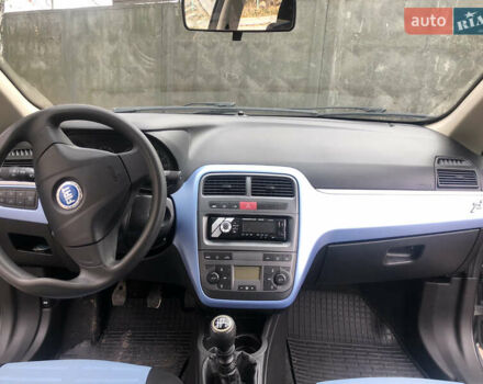 Серый Фиат Гранде Пунто, объемом двигателя 1.37 л и пробегом 193 тыс. км за 4000 $, фото 12 на Automoto.ua