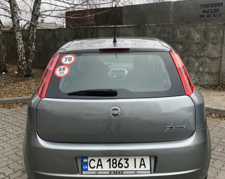Серый Фиат Гранде Пунто, объемом двигателя 1.37 л и пробегом 193 тыс. км за 4000 $, фото 1 на Automoto.ua