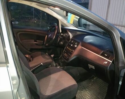 Серый Фиат Гранде Пунто, объемом двигателя 2 л и пробегом 196 тыс. км за 5300 $, фото 5 на Automoto.ua