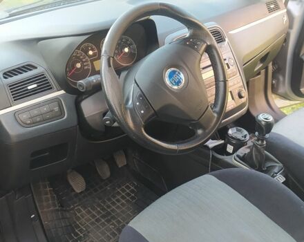 Серый Фиат Гранде Пунто, объемом двигателя 2 л и пробегом 196 тыс. км за 5300 $, фото 2 на Automoto.ua