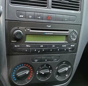 Серый Фиат Гранде Пунто, объемом двигателя 1.37 л и пробегом 195 тыс. км за 4200 $, фото 4 на Automoto.ua