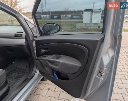 Серый Фиат Гранде Пунто, объемом двигателя 1.4 л и пробегом 242 тыс. км за 5600 $, фото 3 на Automoto.ua