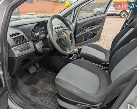 Серый Фиат Гранде Пунто, объемом двигателя 1.4 л и пробегом 242 тыс. км за 5600 $, фото 9 на Automoto.ua