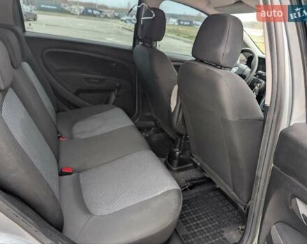 Серый Фиат Гранде Пунто, объемом двигателя 1.4 л и пробегом 242 тыс. км за 5600 $, фото 5 на Automoto.ua