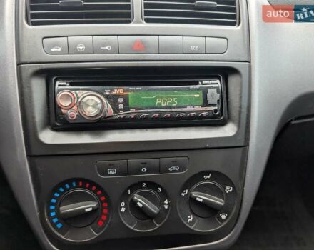 Серый Фиат Гранде Пунто, объемом двигателя 1.4 л и пробегом 242 тыс. км за 5600 $, фото 12 на Automoto.ua