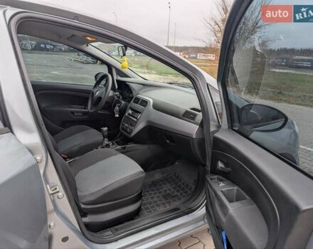 Серый Фиат Гранде Пунто, объемом двигателя 1.4 л и пробегом 242 тыс. км за 5600 $, фото 2 на Automoto.ua