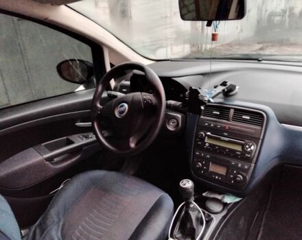 Синій Фіат Гранде Пунто, об'ємом двигуна 1.4 л та пробігом 298 тис. км за 4000 $, фото 4 на Automoto.ua