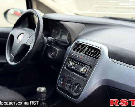 Синий Фиат Гранде Пунто, объемом двигателя 1.2 л и пробегом 235 тыс. км за 2650 $, фото 5 на Automoto.ua