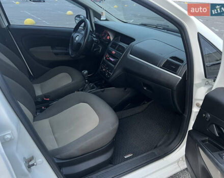 Белый Фиат Линеа, объемом двигателя 1.4 л и пробегом 160 тыс. км за 3900 $, фото 16 на Automoto.ua