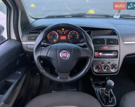 Белый Фиат Линеа, объемом двигателя 1.4 л и пробегом 160 тыс. км за 3900 $, фото 18 на Automoto.ua