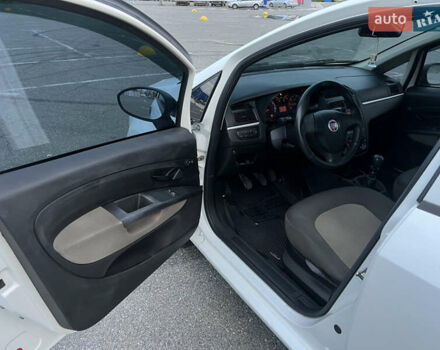 Белый Фиат Линеа, объемом двигателя 1.4 л и пробегом 160 тыс. км за 3900 $, фото 13 на Automoto.ua