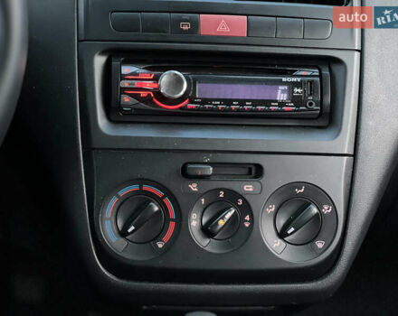 Белый Фиат Линеа, объемом двигателя 1.4 л и пробегом 160 тыс. км за 3900 $, фото 21 на Automoto.ua