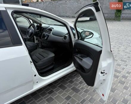 Фіат Лінеа 2013 у Кропивницькому (Кіровограді) на Automoto.ua Білий Фіат Лінеа, об'ємом двигуна 1.37 л та пробігом 282 тис. км за 5700 $, фото 16 на Automoto.ua