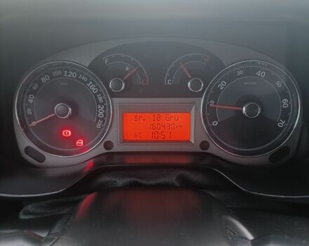 Красный Фиат Линеа, объемом двигателя 1.4 л и пробегом 161 тыс. км за 4300 $, фото 5 на Automoto.ua