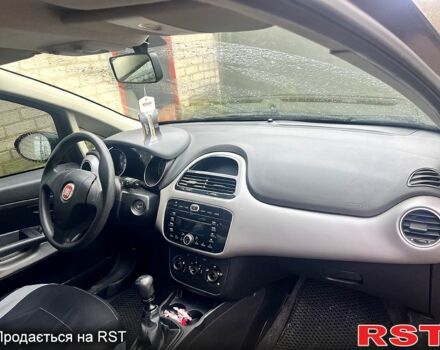 Красный Фиат Линеа, объемом двигателя 1.4 л и пробегом 133 тыс. км за 5000 $, фото 5 на Automoto.ua