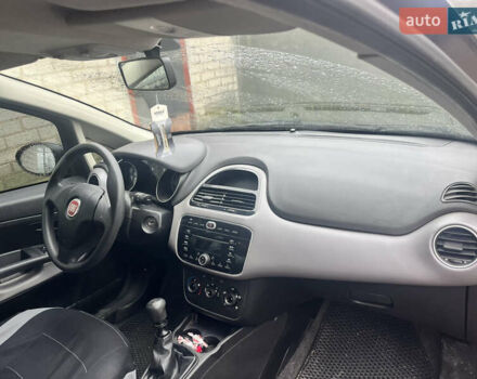 Красный Фиат Линеа, объемом двигателя 1.37 л и пробегом 133 тыс. км за 5000 $, фото 2 на Automoto.ua