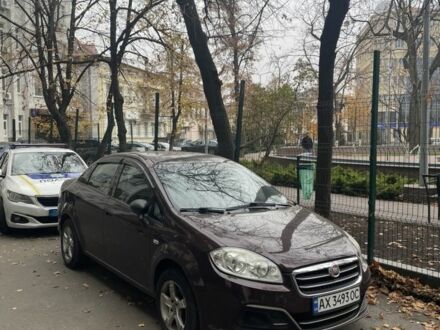 Красный Фиат Линеа, объемом двигателя 1.2 л и пробегом 172 тыс. км за 4100 $, фото 1 на Automoto.ua