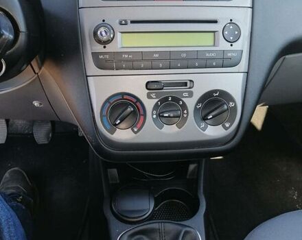 Фиат Линеа, объемом двигателя 1.4 л и пробегом 170 тыс. км за 4500 $, фото 9 на Automoto.ua