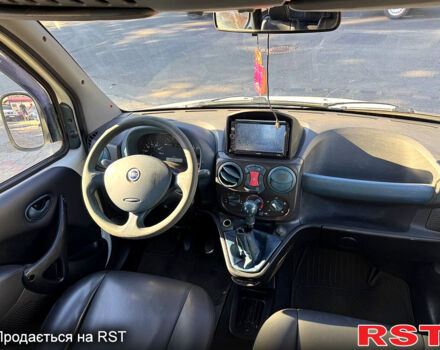 Белый Фиат Добло, объемом двигателя 1.9 л и пробегом 300 тыс. км за 2999 $, фото 11 на Automoto.ua