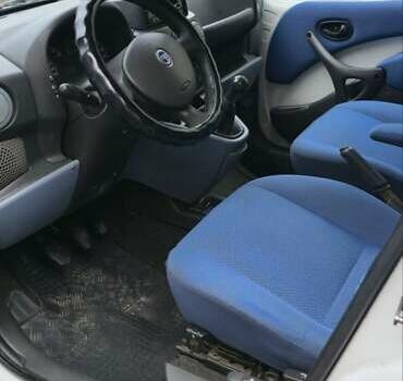 Белый Фиат Добло, объемом двигателя 1.3 л и пробегом 400 тыс. км за 3800 $, фото 3 на Automoto.ua