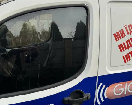 Белый Фиат Добло, объемом двигателя 1.2 л и пробегом 167 тыс. км за 5000 $, фото 11 на Automoto.ua