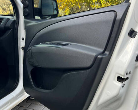 Белый Фиат Добло, объемом двигателя 1.6 л и пробегом 230 тыс. км за 7500 $, фото 19 на Automoto.ua