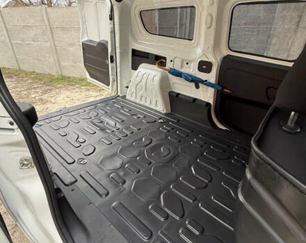 Белый Фиат Добло, объемом двигателя 1.6 л и пробегом 195 тыс. км за 12700 $, фото 19 на Automoto.ua