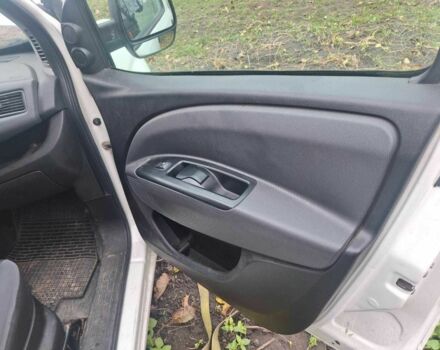 Белый Фиат Добло, объемом двигателя 1.2 л и пробегом 240 тыс. км за 2500 $, фото 5 на Automoto.ua