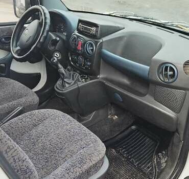 Белый Фиат Добло, объемом двигателя 1.91 л и пробегом 238 тыс. км за 3000 $, фото 6 на Automoto.ua