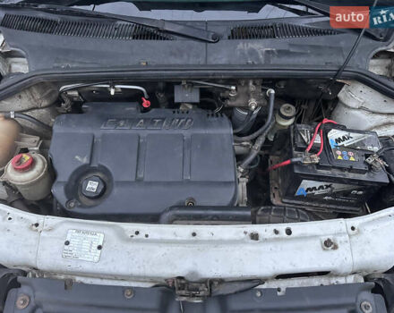 Белый Фиат Добло, объемом двигателя 1.9 л и пробегом 340 тыс. км за 2500 $, фото 9 на Automoto.ua