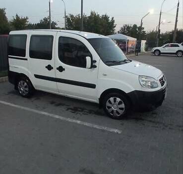 Белый Фиат Добло, объемом двигателя 1.6 л и пробегом 397 тыс. км за 3300 $, фото 6 на Automoto.ua